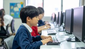 小学生に人気のプログラミング言語5選｜年齢・目的別の向き不向きを解説